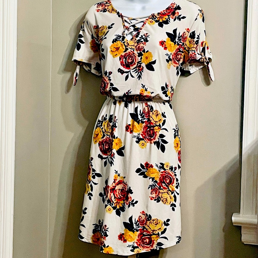 ❌SOLD❌Midi dress w/ tied sleeves and lace detail NWOT